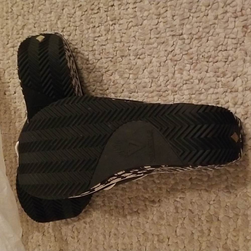 Shoes - Picture 9 of 14